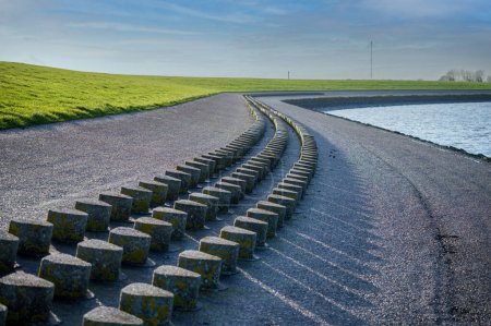 Installation de brise-vagues composée de centaines de blocs de béton pour prévenir l'érosion sur une digue sur la mer du Nord près de Neuharlingersiel, Allemagne