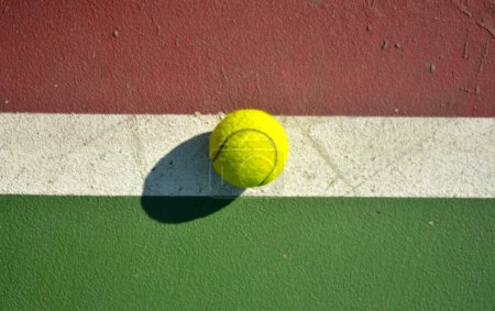 Téléchargez les photos : Balle de tennis sur un terrain à motifs drapeau - en image libre de droit
