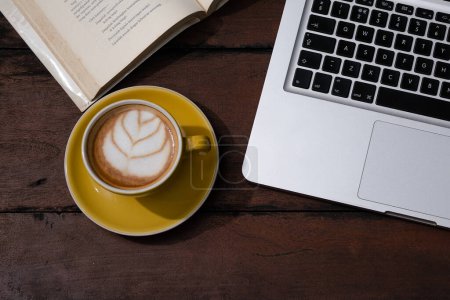 Sabor de la tranquilidad: Café fresco con leche Escenas para la destreza promocional