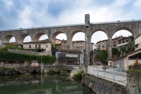 Foto de Antiguo acueducto de piedra en la ciudad de Saint Nazaire en Royans - Imagen libre de derechos