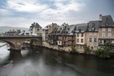 Foto de Arquitectura de la ciudad de Espalion en el valle del Lot en Aveyron, Francia - Imagen libre de derechos