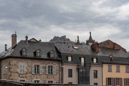 Foto de Arquitectura de la ciudad de Espalion en el valle del Lot en Aveyron, Francia - Imagen libre de derechos