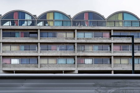 Photo pour Immeuble avec rideaux colorés - image libre de droit