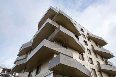 fachada de un moderno edificio de apartamentos con balcones
