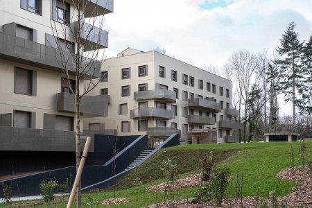Photo pour Façade d'un immeuble moderne avec balcons - image libre de droit