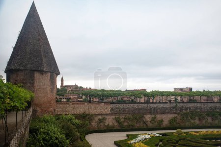 Téléchargez les photos : Architecture de la cathédrale Sainte Ccile en brique rouge et de ses jardins dans la ville d'Albi en France - en image libre de droit