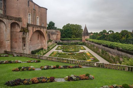 Téléchargez les photos : Architecture de la cathédrale Sainte Ccile en brique rouge et de ses jardins dans la ville d'Albi en France - en image libre de droit