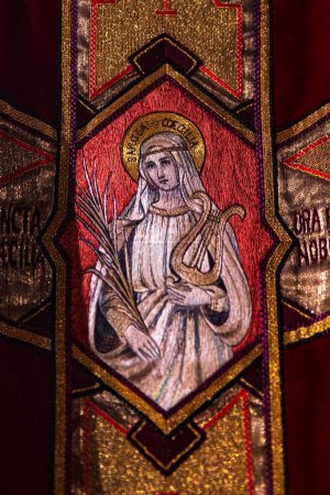 Téléchargez les photos : Peinture religieuse de la Vierge à l'Enfant dans l'église d'Albi en France - en image libre de droit