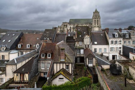 Blick auf die Altstadt von Gisors in Frankreich mit ihren für die Normandie typischen alten Fachwerkhäusern und der Kirche