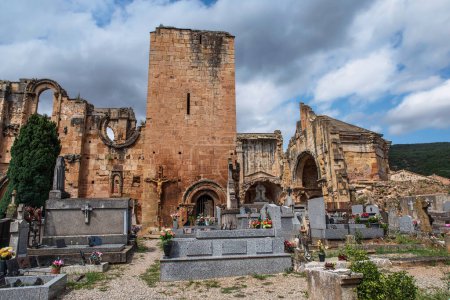 Cimetière et ruines de l'abbaye d'Alet les Bains dans le sud de la France dans le pays Cathare