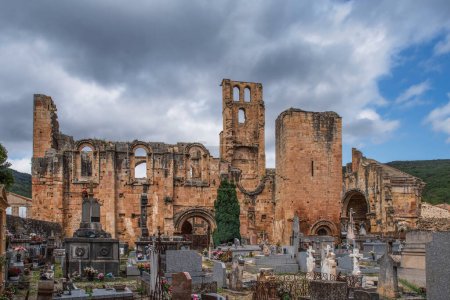 Cementerio y ruinas de la abadía de Alet les Bains en el sur de Francia en el país cátaro