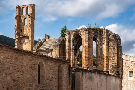 Ruina de la abadía de Alet les Bains en el sur de Francia en el país cátaro