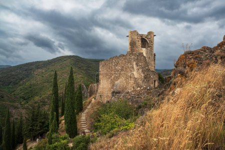Ruinen der mittelalterlichen Burg Lastours in der südfranzösischen Katharinenregion