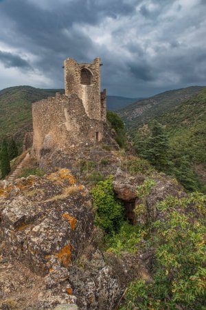 Ruinen der mittelalterlichen Burg Lastours in der südfranzösischen Katharinenregion