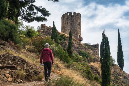 Ein Tourist in den Ruinen der mittelalterlichen Burg Lastours in der südfranzösischen Katharinenregion