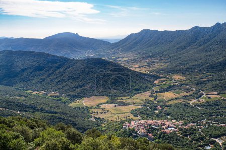 Tal und Stadt Duilhac-sous-Peyrepertuse im Languedoc, Frankreich