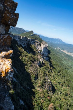Tal und Stadt Duilhac-sous-Peyrepertuse im Languedoc, Frankreich