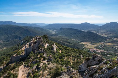 Téléchargez les photos : Château Cathare de Peyrepertuse et ville de Duilhac en Languedoc, France - en image libre de droit