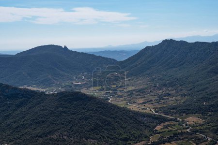 Vallée et ville de Duilhac-sous-Peyrepertuse en Languedoc, France
