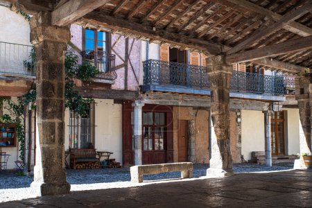 Außenarchitektur mittelalterlicher Häuser in der südfranzösischen Stadt Lagrasse