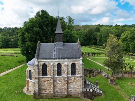 Chapelle de Port Royal des Champs dans la ville de Magny les Hameaux dans la vallée de Chevreuse en France. Vue aérienne depuis un drone