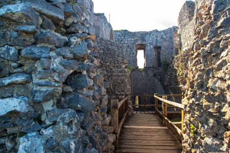 Castillo cátaro de Montsegur en la cima de una colina sobre una roca