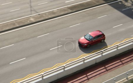 Téléchargez les photos : Voiture rouge voyageant sur la route, avec un mouvement d'indication flou environnant. - en image libre de droit