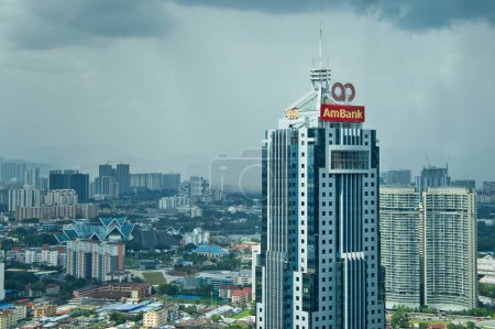 Téléchargez les photos : Kuala Lumpur, Malaisie - 19 décembre 2023 : The Ambank Tower ou Menara Ambank sur Jalan Yap Kwan Seng, avec l'horizon de la ville en arrière-plan. - en image libre de droit