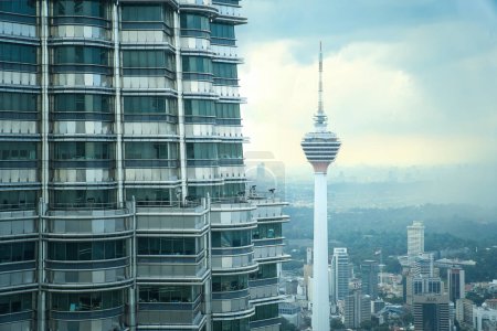 Téléchargez les photos : Kuala Lumpur, Malaisie - 19 décembre 2023 : Vue du haut des tours jumelles Petronas, avec la tour KL et la ville en arrière-plan. - en image libre de droit