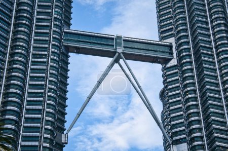 Téléchargez les photos : Kuala Lumpur, Malaisie - 19 décembre 2023 : Skybridge of Petronas Twin Towers, 170m de haut et 58.4 de long, reliant les deux tours aux niveaux 41 et 42. - en image libre de droit