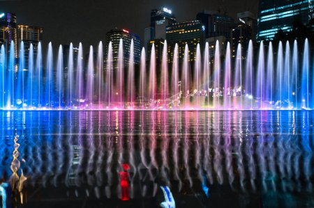 Téléchargez les photos : Kuala Lumpur, Malaisie - 19 décembre 2023 : Spectacle aquatique Symphony Lake dans le parc KLCC la nuit. - en image libre de droit