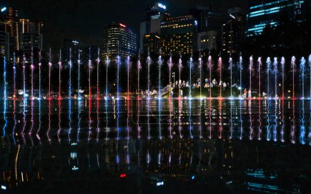 Téléchargez les photos : Kuala Lumpur, Malaisie - 19 décembre 2023 : Spectacle aquatique Symphony Lake dans le parc KLCC la nuit. - en image libre de droit