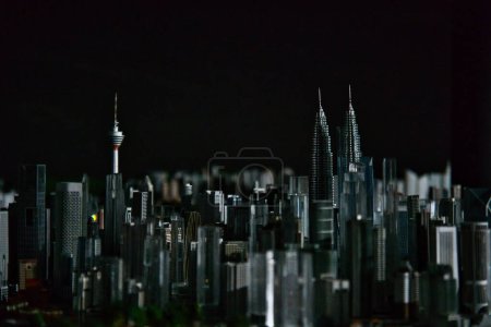 Téléchargez les photos : Kuala Lumpur, Malaisie - 20 décembre 2023 : Modèle miniature de Kuala Lumpur avec les tours jumelles Petronas et la tour KL. Tourné dans KL City Gallery. - en image libre de droit
