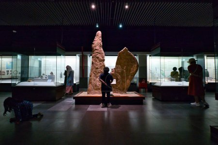 Téléchargez les photos : Kuala Lumpur, Malaisie - 20 décembre 2023 : Visiteurs regardant des expositions archéologiques au Muzium Negara, musée national de Malaisie. - en image libre de droit