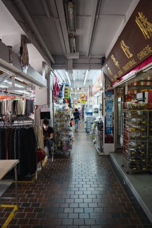 Téléchargez les photos : Singapour - 28 septembre 2022 : Scène d'acheteurs dans les magasins du bloc HDB 846 à Yishun Ring Road. - en image libre de droit