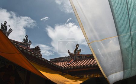 Téléchargez les photos : Toit caractéristique du temple chinois en Malaisie, avec ciel nuageux en arrière-plan. Sensation de Moody. - en image libre de droit