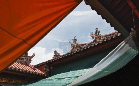 Téléchargez les photos : Toit caractéristique du temple chinois en Malaisie, avec ciel nuageux en arrière-plan. Sensation de Moody. - en image libre de droit