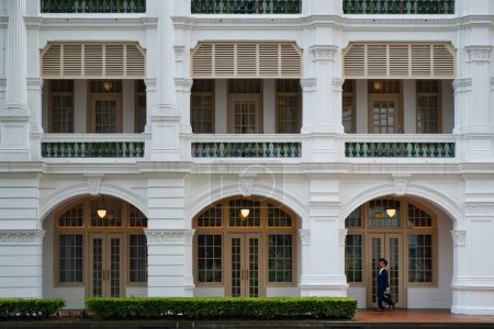 Téléchargez les photos : Singapour - 17 mai 2024 : Extérieur du Raffles Hotel, un hôtel de luxe au 1 Beach Road, établi par les hôteliers arméniens, les frères Sarkies en 1887. - en image libre de droit