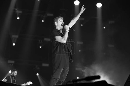 Foto de El cantante Rayden actúa durante el concierto en el WiZink Center de Madrid. 2 de diciembre de 2023 España - Imagen libre de derechos