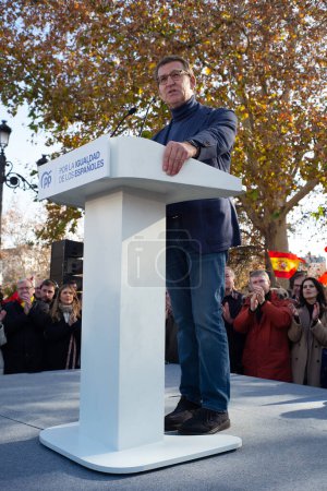 Foto de Alberto Núñez Feijoo durante una manifestación contra la amnistía para los separatistas catalanes y contra Pedro Sánchez en Templo de Debot en Madrid, 3 de diciembre de 2023, España - Imagen libre de derechos