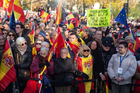 Foto de Manifestantes de derecha protestan durante una manifestación contra la amnistía para los separatistas catalanes y contra Pedro Sánchez en Templo de Debot en Madrid, 3 de diciembre de 2023, España - Imagen libre de derechos