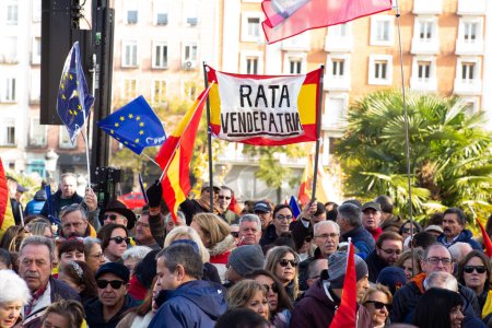 Téléchargez les photos : Manifestants de droite protestant lors d'une manifestation contre l'amnistie des séparatistes catalans et contre Pedro Sanchez à Templo de Debot à Madrid, 3 décembre 2023, Espagne - en image libre de droit