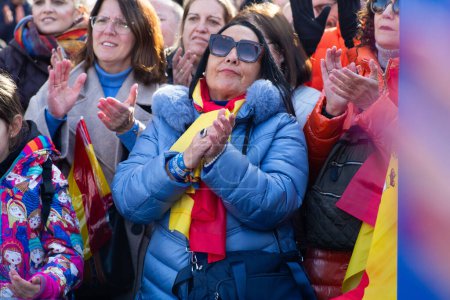 Foto de Manifestantes de derecha protestan durante una manifestación contra la amnistía para los separatistas catalanes y contra Pedro Sánchez en Templo de Debot en Madrid, 3 de diciembre de 2023, España - Imagen libre de derechos