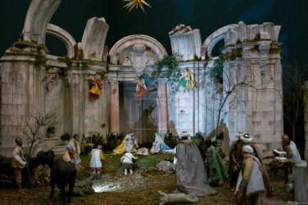 Téléchargez les photos : Plusieurs figures de la Nativité napolitaine du Prince du XVIIIe siècle sont exposées lors de leur présentation, au Palais Royal, le 5 décembre 2023, à Madrid, Espagne. - en image libre de droit