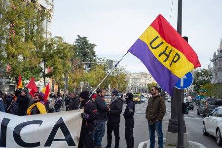 Foto de Varias personas con banderas de la república durante una protesta contra la monarquía de la constitución y a favor de la tercera república el 6 de diciembre de 2023, en Madrid, España. - Imagen libre de derechos