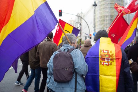 Téléchargez les photos : Plusieurs personnes avec des drapeaux de la république lors d'une manifestation contre la monarchie de la constitution et en faveur de la troisième république le 6 décembre 2023, à Madrid, Espagne. - en image libre de droit