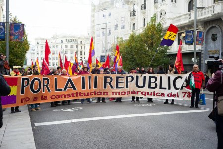 Téléchargez les photos : Plusieurs personnes avec des drapeaux de la république lors d'une manifestation contre la monarchie de la constitution et en faveur de la troisième république le 6 décembre 2023, à Madrid, Espagne. - en image libre de droit