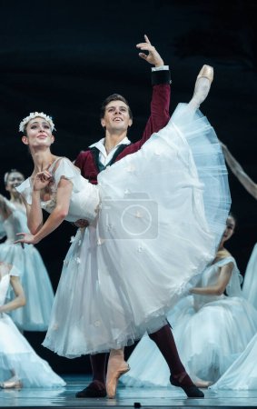 Téléchargez les photos : Des danseurs de la Compagnie nationale de danse se produisent lors de la présentation du spectacle La Sylphide au Teatro de la Zarzuela à Madrid. décembre 7, 2023 Espagne - en image libre de droit