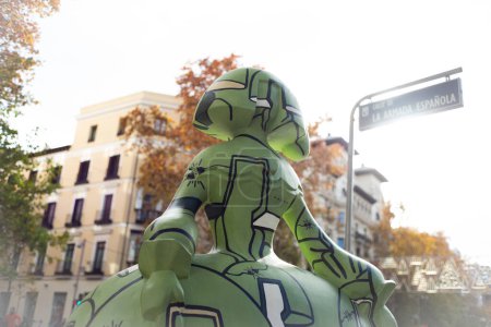 Téléchargez les photos : Vue d'une sculpture en forme de figures du peintre Velazquez Las Menina est exposée lors de l'exposition Meninas Madrid Gallery 8 décembre 2023 Espagne - en image libre de droit