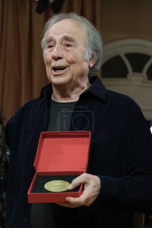 Foto de La cantante española Joan Manuel Serrat recibe la Medalla de Honor de la SGAE en la SGAE (Sociedad General de Autores y Editores) el 12 de diciembre de 2023 en Madrid, España - Imagen libre de derechos